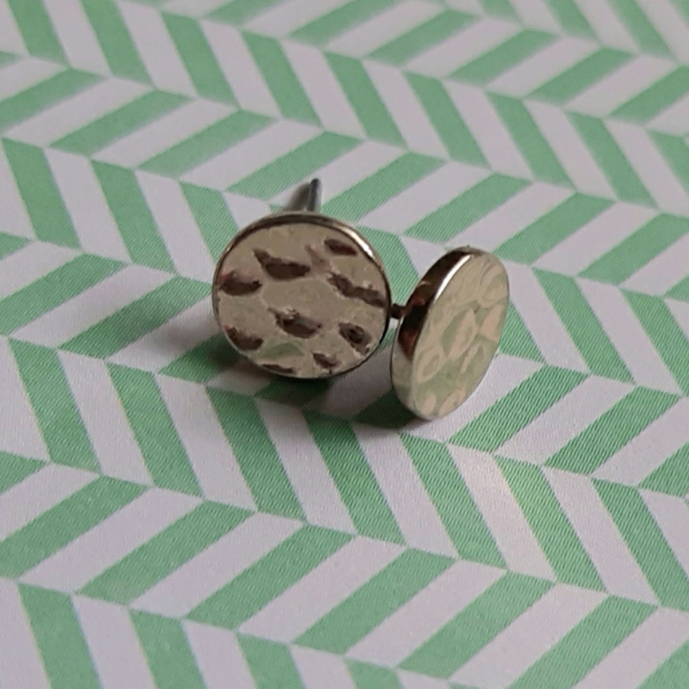 Hammered gold tone stud earrings, 6mm